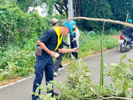 จัด"กิจกรรมปรับปรุงภูมิทัศน์ ตัดกิ่งไม้ที่บดบังทัศนะวิสัย จุดเสี่ยงอุบัติเหตุ ในเขตพื้นที่เทศบาลตำบลท่าเชียงทอง" ภายใต้การดำเนินโครงการเสริมสร้างศักยภาพชุมชนท้องถิ่น สร้างชีวิตวิถีใหม่ สู่อำเภอขับขี่ปลอดภัย