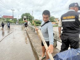 ร่วมให้การต้อนรับผู้ว่าราชการจังหวัดลำพูนในการลงพื้นที่ติดตามสถานการณ์น้ำทาเอ่อล้นตลิ่ง และช่วยกันนำกระสอบทรายปิดเพิ่มเติมเพื่อป้องกันน้ำทาล้นตลิ่งบริเวณสะพานท่ากู่ สะพานหลังกาดป่าซาง