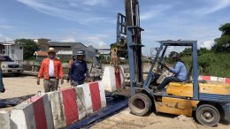 ลงพื้นที่ดำเนินการเคลื่อนย้ายแท่งแบริเออร์ กระสอบทราย เพื่อเปิดสะพานบริเวณ สะพานหน้าวัดอินทขิล สะพานหลังตลาดป่าซาง สะพานกองกู่