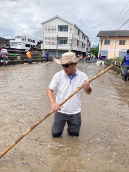 ร่วมให้การต้อนรับผู้ว่าราชการจังหวัดลำพูนในการลงพื้นที่ติดตามสถานการณ์น้ำทาเอ่อล้นตลิ่ง และช่วยกันนำกระสอบทรายปิดเพิ่มเติมเพื่อป้องกันน้ำทาล้นตลิ่งบริเวณสะพานท่ากู่ สะพานหลังกาดป่าซาง