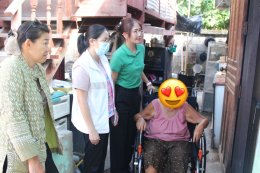 ลงพื้นที่มอบรถเข็นนั่งคนพิการ