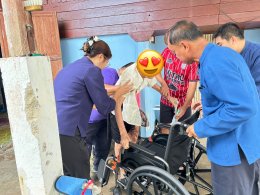 ลงพื้นที่มอบรถเข็นนั่งคนพิการ (Wheel Chair) จำนวน 9 คัน แก่ประชาชนในเขตพื้นที่เทศบาลตำบลท่าเชียงทอง