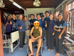 ลงพื้นที่มอบรถเข็นนั่งคนพิการ (Wheel Chair) จำนวน 9 คัน แก่ประชาชนในเขตพื้นที่เทศบาลตำบลท่าเชียงทอง