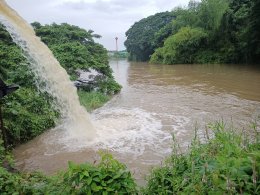 เร่งดำเนินการสูบน้ำที่รอการระบายในเขตพื้นที่ เนื่องจากปริมาณน้ำฝนที่ตกค้างคืนเพื่อป้องกันไม่ให้น้ำท่วมเข้าสู่บ้านเรือนของประชาชน