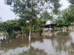 เร่งดำเนินการสูบน้ำที่รอการระบายในเขตพื้นที่ เนื่องจากปริมาณน้ำฝนที่ตกค้างคืนเพื่อป้องกันไม่ให้น้ำท่วมเข้าสู่บ้านเรือนของประชาชน