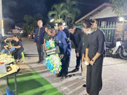 วางพวงหรีดเพื่อไว้อาลัยและแสดงความเสียใจกับครอบครัว พ่อทองคำ ไทยสินธุ์ อายุ 93 ปี 