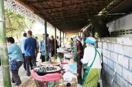 เข้าร่วมพิธีเปิด กาดชุมชนวิถีคนยอง ตำบลหนองยวง อำเภอเวียงหนองล่อง จังหวัดลำพูน