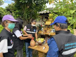 ลงพื้นที่ดำเนินการพ่นหมอกควันและรณรงค์กำจัดลูกน้ำยุงลายเพื่อควบคุมและป้องกันโรคไข้เลือดออก
