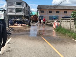 ลงพื้นที่ดำเนินการเคลื่อนย้ายแท่งแบริเออร์ กระสอบทราย เพื่อเปิดสะพานหลังตลาดป่าซางอำนวยความสะดวกให้รถผ่านสัญจรไป-มาได้