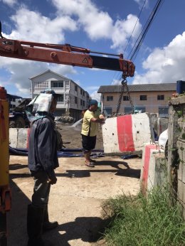 ลงพื้นที่ดำเนินการเคลื่อนย้ายแท่งแบริเออร์ กระสอบทราย เพื่อเปิดสะพานหลังตลาดป่าซางอำนวยความสะดวกให้รถผ่านสัญจรไป-มาได้