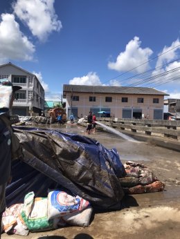 ลงพื้นที่ดำเนินการเคลื่อนย้ายแท่งแบริเออร์ กระสอบทราย เพื่อเปิดสะพานหลังตลาดป่าซางอำนวยความสะดวกให้รถผ่านสัญจรไป-มาได้