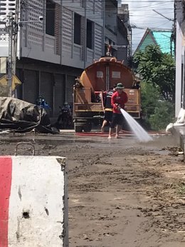 ลงพื้นที่ดำเนินการเคลื่อนย้ายแท่งแบริเออร์ กระสอบทราย เพื่อเปิดสะพานหลังตลาดป่าซางอำนวยความสะดวกให้รถผ่านสัญจรไป-มาได้