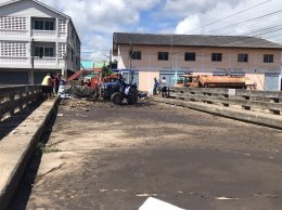 ลงพื้นที่ดำเนินการเคลื่อนย้ายแท่งแบริเออร์ กระสอบทราย เพื่อเปิดสะพานหลังตลาดป่าซางอำนวยความสะดวกให้รถผ่านสัญจรไป-มาได้