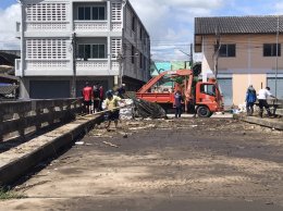 ลงพื้นที่ดำเนินการเคลื่อนย้ายแท่งแบริเออร์ กระสอบทราย เพื่อเปิดสะพานหลังตลาดป่าซางอำนวยความสะดวกให้รถผ่านสัญจรไป-มาได้