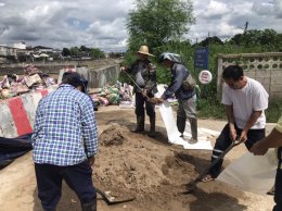 ลงพื้นที่ดำเนินการเคลื่อนย้ายแท่งแบริเออร์ กระสอบทราย เพื่อเปิดสะพานหลังตลาดป่าซางอำนวยความสะดวกให้รถผ่านสัญจรไป-มาได้