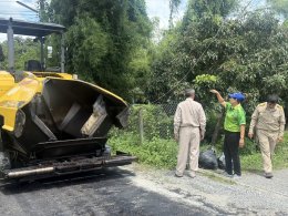 ลงพื้นที่ตรวจติดตามโครงการเทถนนแอสฟัลติกส์ หมู่ที่ 4 บ้านสันมะโก ซอย 6