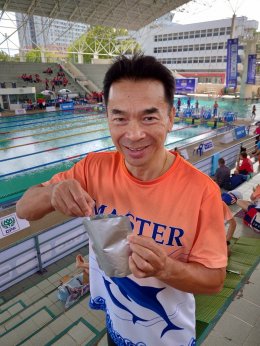 Dr.Ong-ard ร่วมสนับสนุนนักกีฬาว่ายน้ำ 