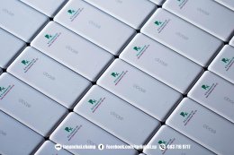 สกรีนโลโก้ลงบน powerbank ลาย R.X. Company Ltd. เนื้อวัสดุเป็นพลาสติกสีขาว