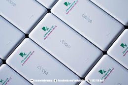 สกรีนโลโก้ลงบน powerbank ลาย R.X. Company Ltd. เนื้อวัสดุเป็นพลาสติกสีขาว