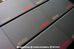 สกรีนuv โลโก้ลงบนพาวเวอร์แบงค์ ลาย TPSHIBA วัสดุเป็นพลาสติกสีเทา