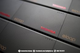 สกรีนuv โลโก้ลงบนพาวเวอร์แบงค์ ลาย TPSHIBA วัสดุเป็นพลาสติกสีเทา