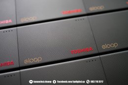 สกรีนuv โลโก้ลงบนพาวเวอร์แบงค์ ลาย TPSHIBA วัสดุเป็นพลาสติกสีเทา