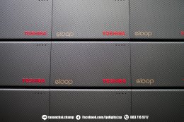 สกรีนuv โลโก้ลงบนพาวเวอร์แบงค์ ลาย TPSHIBA วัสดุเป็นพลาสติกสีเทา