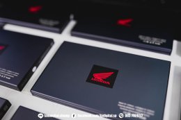 สกรีนโลโก้บนพาวเวอร์แบงค์ สีเทาเข้ม ลาย HONDA