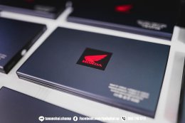 สกรีนโลโก้บนพาวเวอร์แบงค์ สีเทาเข้ม ลาย HONDA