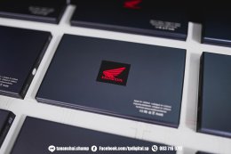 สกรีนโลโก้บนพาวเวอร์แบงค์ สีเทาเข้ม ลาย HONDA