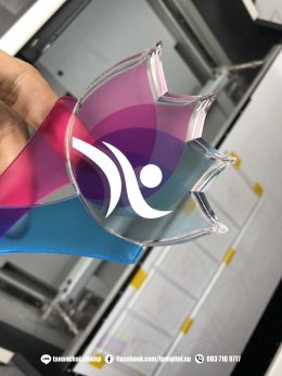 สกรีนโลโก้ลงบนโล่อะคริลิคใส ทรงดอกบัว ลาย UBON MARATHON 2018