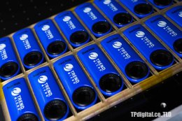 สกรีนโลโก้ลงบน เฟรชไดร์ Flash drive สีน้ำเงิน สีแดง