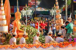 ประเพณีรับบัว (โยนบัว) ณ บางพลี จ.สมุทปราการ