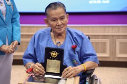 พลโท ชิดชนก  นุชฉายา รอง ผอ.สปท. ได้เข้าเยี่ยมและได้มอบของที่ระลึกให้แก่ ร้อยโท ณรงค์พัฒน์  พงษ์พานิช ทหารผ่านศึกนอกประจำการ บัตรชั้นที่ ๑ เพื่อเป็นการสร้างขวัญและกำลังใจ