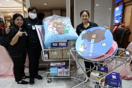 แพทย์หญิงจิตติมา ปรีชา ผู้อำนวยการโรงพยาบาลทหารผ่านศึก พร้อมด้วยคณะผู้บริหารโรงพยาบาลทหารผ่านศึก ได้จัดเลี้ยงอาหารกลางวัน และมอบของขวัญให้แก่พนักงานของโรงพยาบาลทหารผ่านศึก