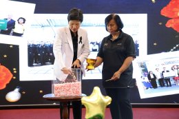 แพทย์หญิงจิตติมา ปรีชา ผู้อำนวยการโรงพยาบาลทหารผ่านศึก พร้อมด้วยคณะผู้บริหารโรงพยาบาลทหารผ่านศึก ได้จัดเลี้ยงอาหารกลางวัน และมอบของขวัญให้แก่พนักงานของโรงพยาบาลทหารผ่านศึก