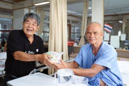 คุณพิชญ์ณกสิณา เลิศเบญจาพิทักษ์ พร้อมครอบครัว ในโอกาสเข้าเยี่ยมบำรุงขวัญพร้อมมอบอาหาร