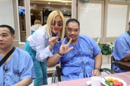 คุณสุชาติ ชวางกูร พร้อมด้วยศิลปิน นักแสดง "กลุ่มสร้างพลเมืองคุณภาพ" จัดกิจกรรมบำรุงขวัญ เลี้ยงอาหารเย็น และแสดงดนตรี แก่ผู้ป่วยทหารผ่านศึก