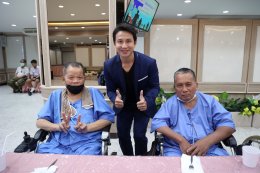 คุณสุชาติ ชวางกูร พร้อมด้วยศิลปิน นักแสดง "กลุ่มสร้างพลเมืองคุณภาพ" จัดกิจกรรมบำรุงขวัญ เลี้ยงอาหารเย็น และแสดงดนตรี แก่ผู้ป่วยทหารผ่านศึก