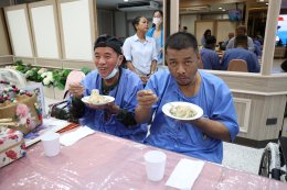 คุณสุชาติ ชวางกูร พร้อมด้วยศิลปิน นักแสดง "กลุ่มสร้างพลเมืองคุณภาพ" จัดกิจกรรมบำรุงขวัญ เลี้ยงอาหารเย็น และแสดงดนตรี แก่ผู้ป่วยทหารผ่านศึก