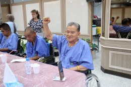 คุณสุชาติ ชวางกูร พร้อมด้วยศิลปิน นักแสดง "กลุ่มสร้างพลเมืองคุณภาพ" จัดกิจกรรมบำรุงขวัญ เลี้ยงอาหารเย็น และแสดงดนตรี แก่ผู้ป่วยทหารผ่านศึก