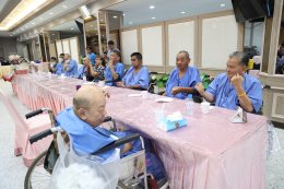 คุณสุชาติ ชวางกูร พร้อมด้วยศิลปิน นักแสดง "กลุ่มสร้างพลเมืองคุณภาพ" จัดกิจกรรมบำรุงขวัญ เลี้ยงอาหารเย็น และแสดงดนตรี แก่ผู้ป่วยทหารผ่านศึก