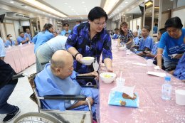 คุณสุชาติ ชวางกูร พร้อมด้วยศิลปิน นักแสดง "กลุ่มสร้างพลเมืองคุณภาพ" จัดกิจกรรมบำรุงขวัญ เลี้ยงอาหารเย็น และแสดงดนตรี แก่ผู้ป่วยทหารผ่านศึก