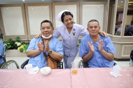 คุณสุชาติ ชวางกูร พร้อมด้วยศิลปิน นักแสดง "กลุ่มสร้างพลเมืองคุณภาพ" จัดกิจกรรมบำรุงขวัญ เลี้ยงอาหารเย็น และแสดงดนตรี แก่ผู้ป่วยทหารผ่านศึก