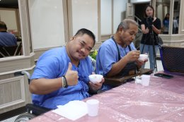 คุณสุชาติ ชวางกูร พร้อมด้วยศิลปิน นักแสดง "กลุ่มสร้างพลเมืองคุณภาพ" จัดกิจกรรมบำรุงขวัญ เลี้ยงอาหารเย็น และแสดงดนตรี แก่ผู้ป่วยทหารผ่านศึก