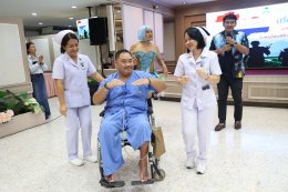 คุณสุชาติ ชวางกูร พร้อมด้วยศิลปิน นักแสดง "กลุ่มสร้างพลเมืองคุณภาพ" จัดกิจกรรมบำรุงขวัญ เลี้ยงอาหารเย็น และแสดงดนตรี แก่ผู้ป่วยทหารผ่านศึก