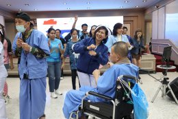คุณสุชาติ ชวางกูร พร้อมด้วยศิลปิน นักแสดง "กลุ่มสร้างพลเมืองคุณภาพ" จัดกิจกรรมบำรุงขวัญ เลี้ยงอาหารเย็น และแสดงดนตรี แก่ผู้ป่วยทหารผ่านศึก