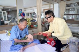 แพทย์หญิงจิตติมา ปรีชา ผู้อำนวยการโรงพยาบาลทหารผ่านศึก และคณะกองพยาบาล ให้การต้อนรับ คุณเล็ก รัมณียานนท์ จากบริษัทคิวแอนด์เอฟแอดเวอร์ไทซิ่ง จำกัด เยี่ยมบำรุงขวัญผู้ป่วยทหารผ่านศึก