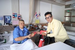แพทย์หญิงจิตติมา ปรีชา ผู้อำนวยการโรงพยาบาลทหารผ่านศึก และคณะกองพยาบาล ให้การต้อนรับ คุณเล็ก รัมณียานนท์ จากบริษัทคิวแอนด์เอฟแอดเวอร์ไทซิ่ง จำกัด เยี่ยมบำรุงขวัญผู้ป่วยทหารผ่านศึก