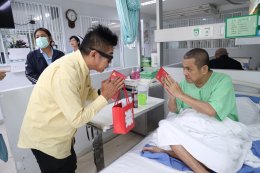 แพทย์หญิงจิตติมา ปรีชา ผู้อำนวยการโรงพยาบาลทหารผ่านศึก และคณะกองพยาบาล ให้การต้อนรับ คุณเล็ก รัมณียานนท์ จากบริษัทคิวแอนด์เอฟแอดเวอร์ไทซิ่ง จำกัด เยี่ยมบำรุงขวัญผู้ป่วยทหารผ่านศึก